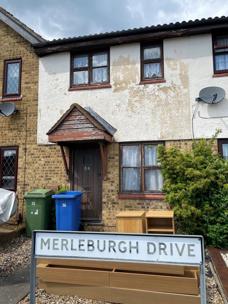 Lot: 56 - TWO-BEDROOM TERRACED HOUSE FOR REFURBISHMENT - Front of mid terraced property with garden
